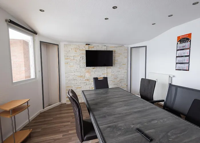 Geraeumige Monteurwohnung In Mit Wlan Und Parkplatz דירה