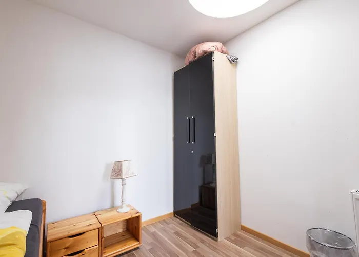 Geraeumige Monteurwohnung In Mit Wlan Und Parkplatz דירה *